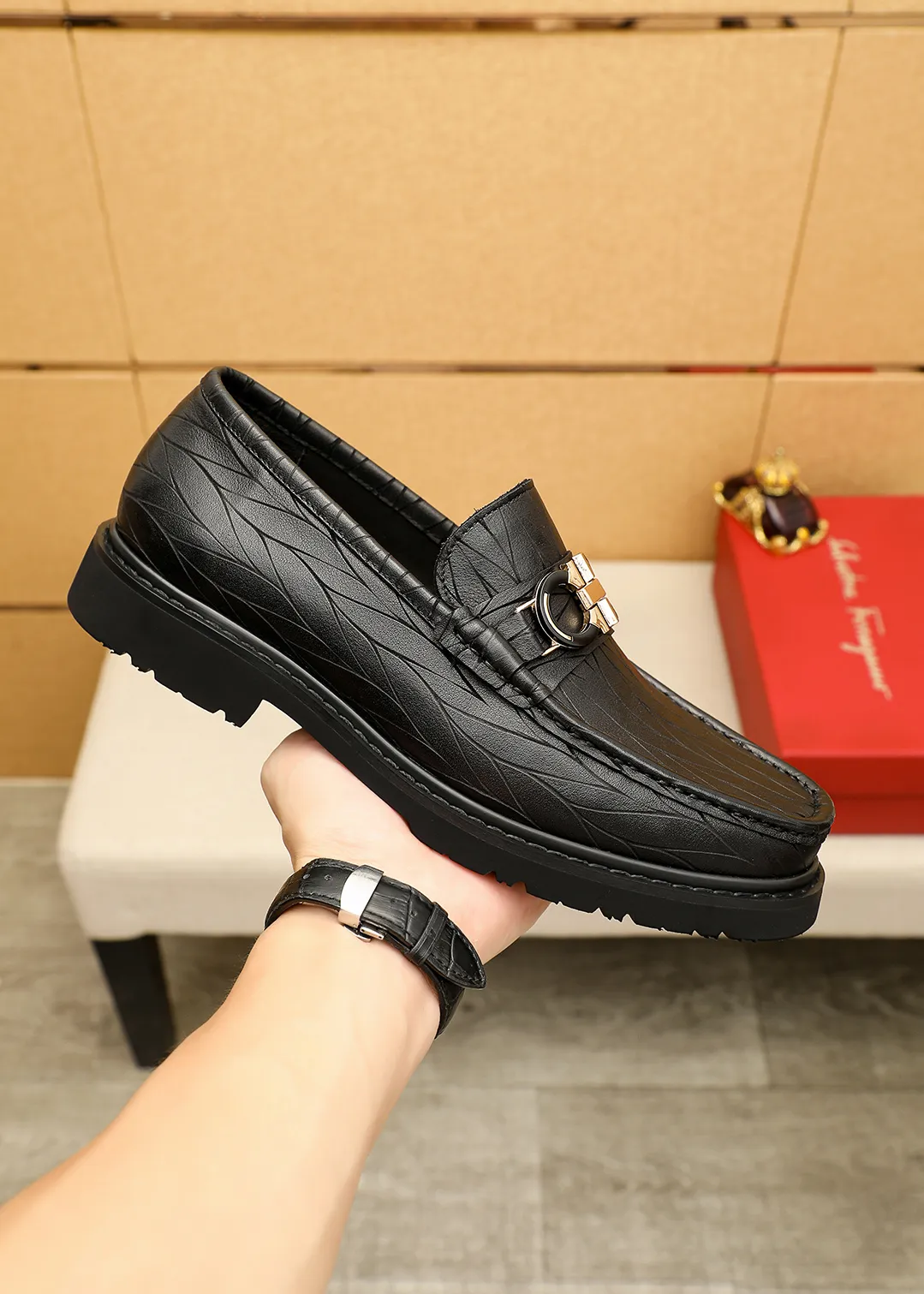 Men's shoes 💰520 💐 Product trademark: Ferragamo "Ferragamo" casual leather shoes Regular size: 38-44 (45.46🉑️customized) Product materials: Selected imported first-layer calfskin embossed upper + original hardware buckle, imported water-dyed cow leather lining. Strong three-dimensional visual effect, original outsole color: 1⃣️color optional